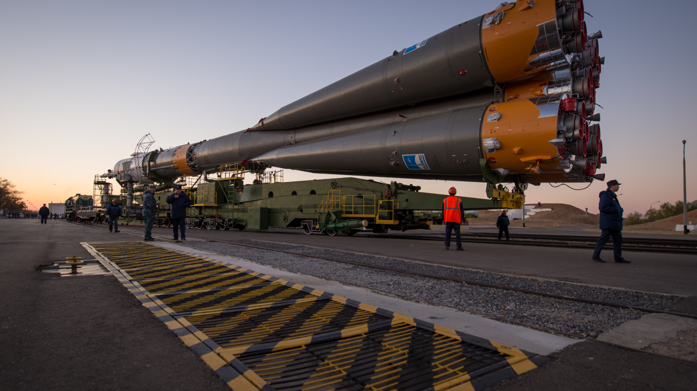 soyuz_tma-06m_rollout_by_train_on-21-october-2012-1