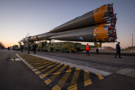 soyuz_tma-06m_rollout_by_train_on-21-october-2012-1